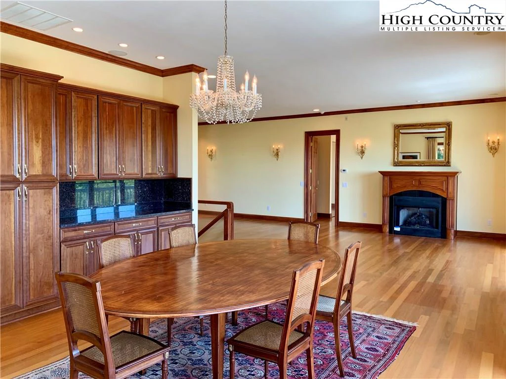 Image number 14 for the current listing