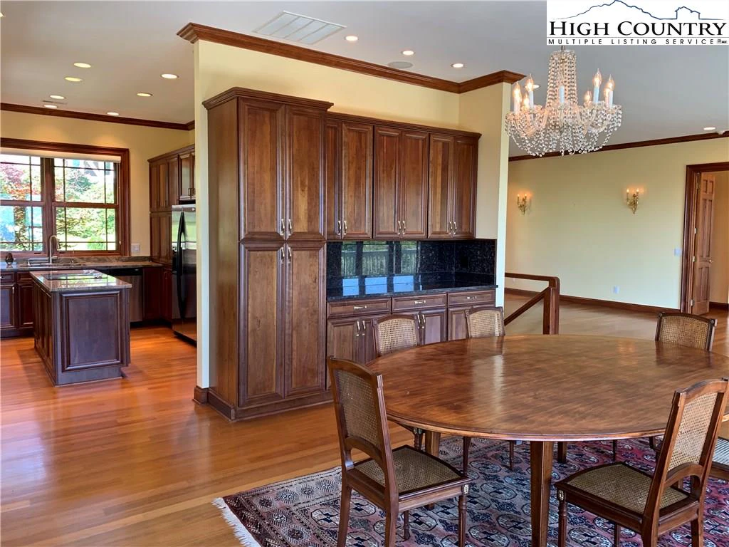 Image number 7 for the current listing