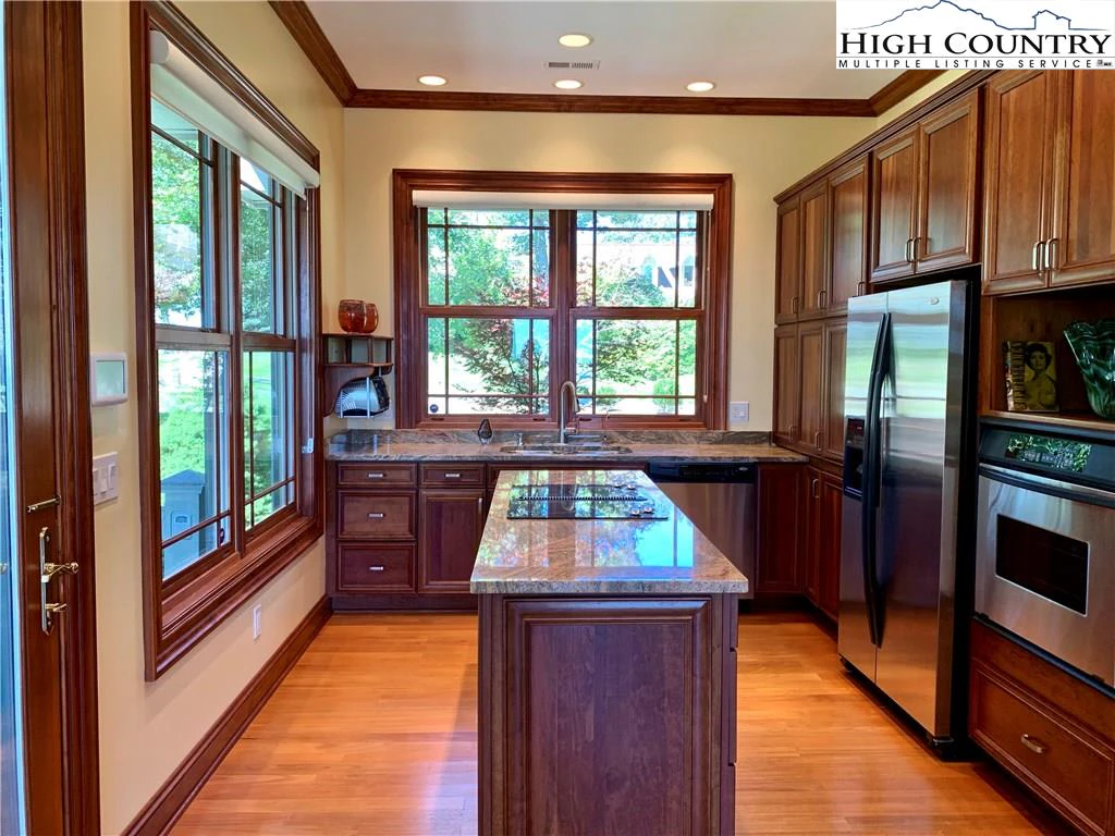 Image number 8 for the current listing