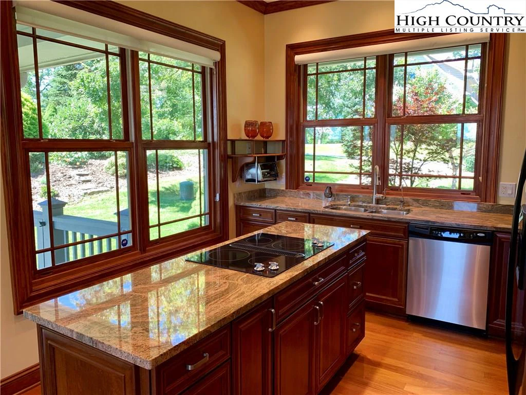 Image number 9 for the current listing