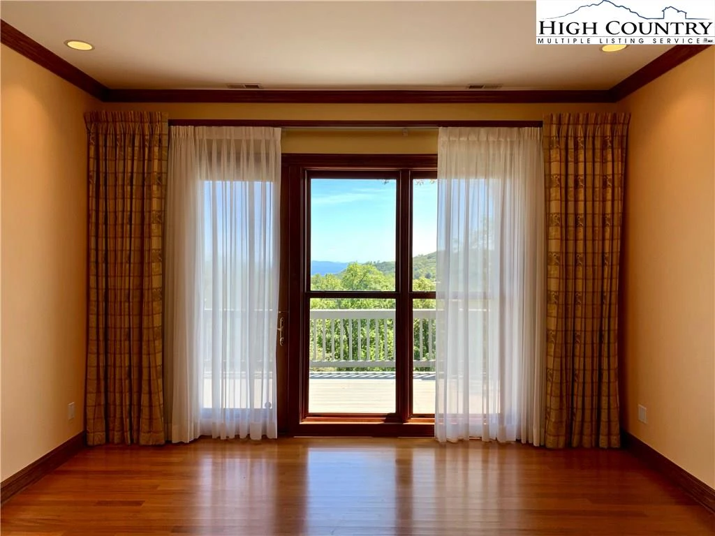 Image number 11 for the current listing