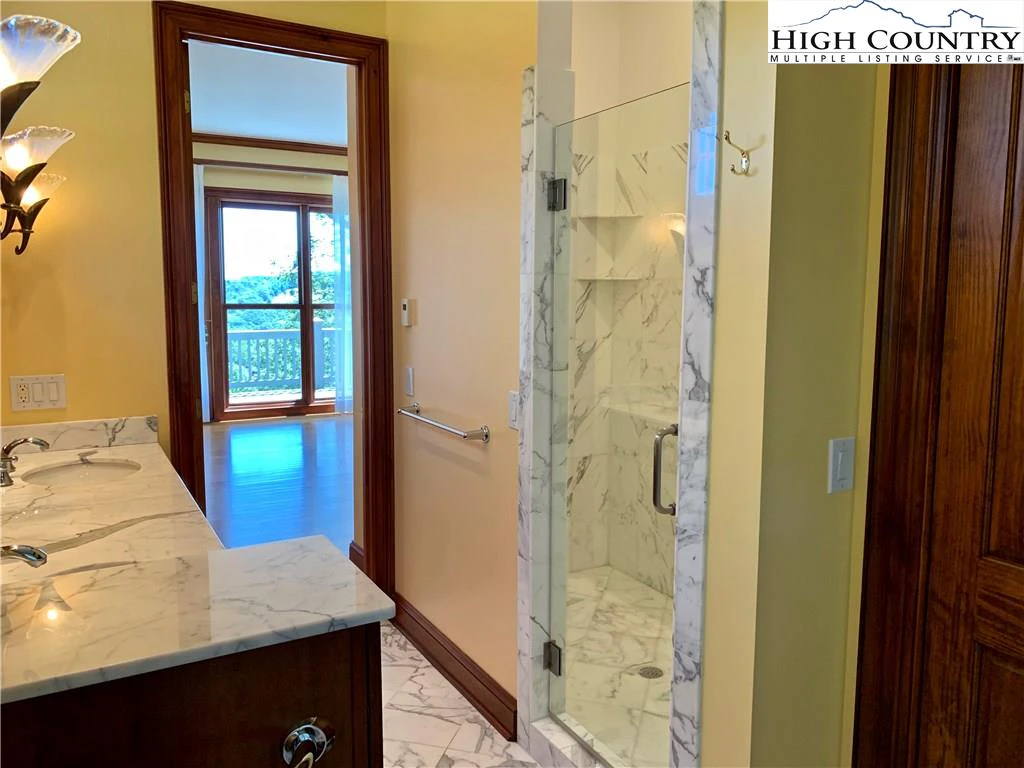 Image number 2 for the current listing