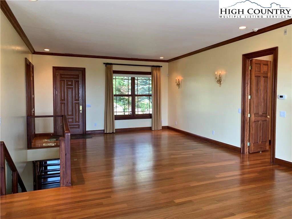 Image number 16 for the current listing