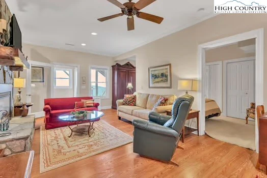 Image number 10 for the current listing
