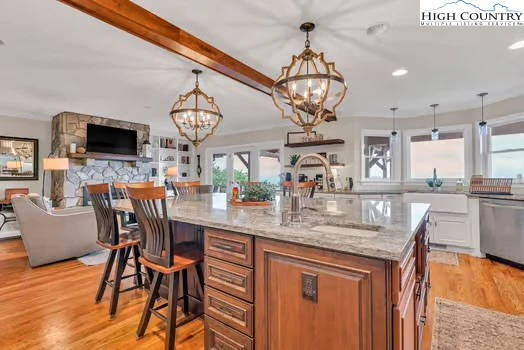Image number 1 for the current listing