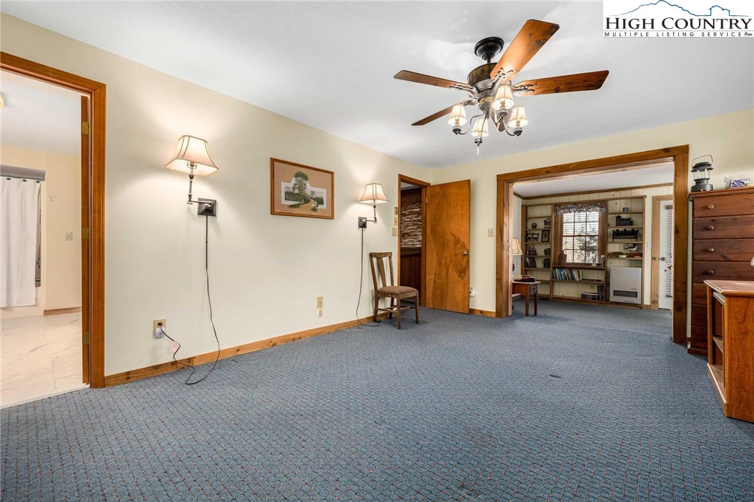 Image number 11 for the current listing