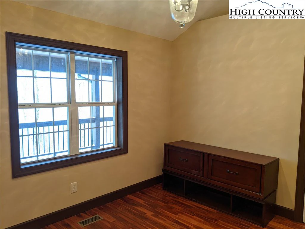 Image number 14 for the current listing