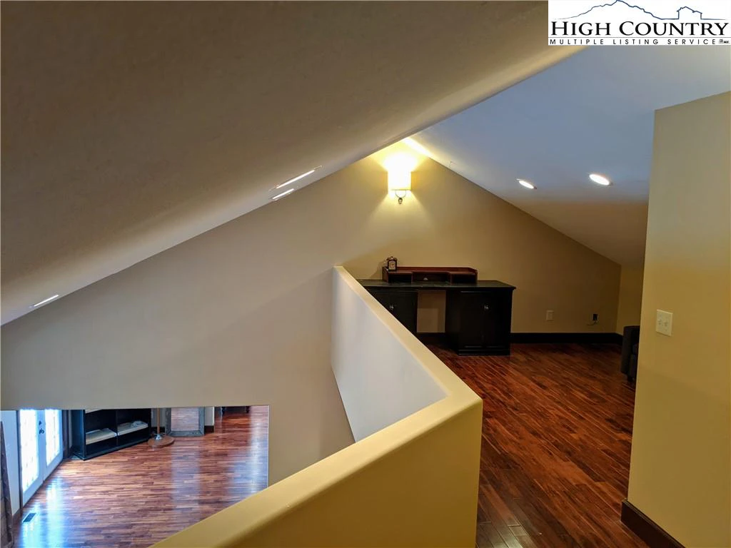 Image number 4 for the current listing