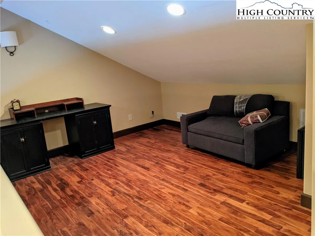 Image number 5 for the current listing