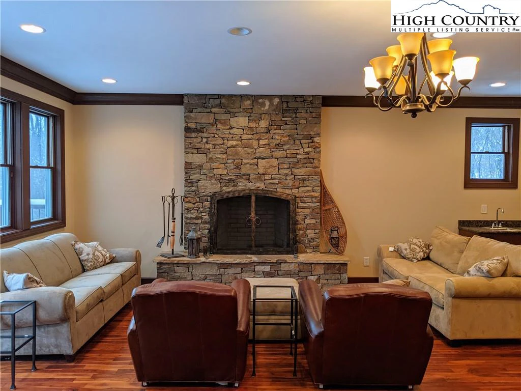 Image number 7 for the current listing