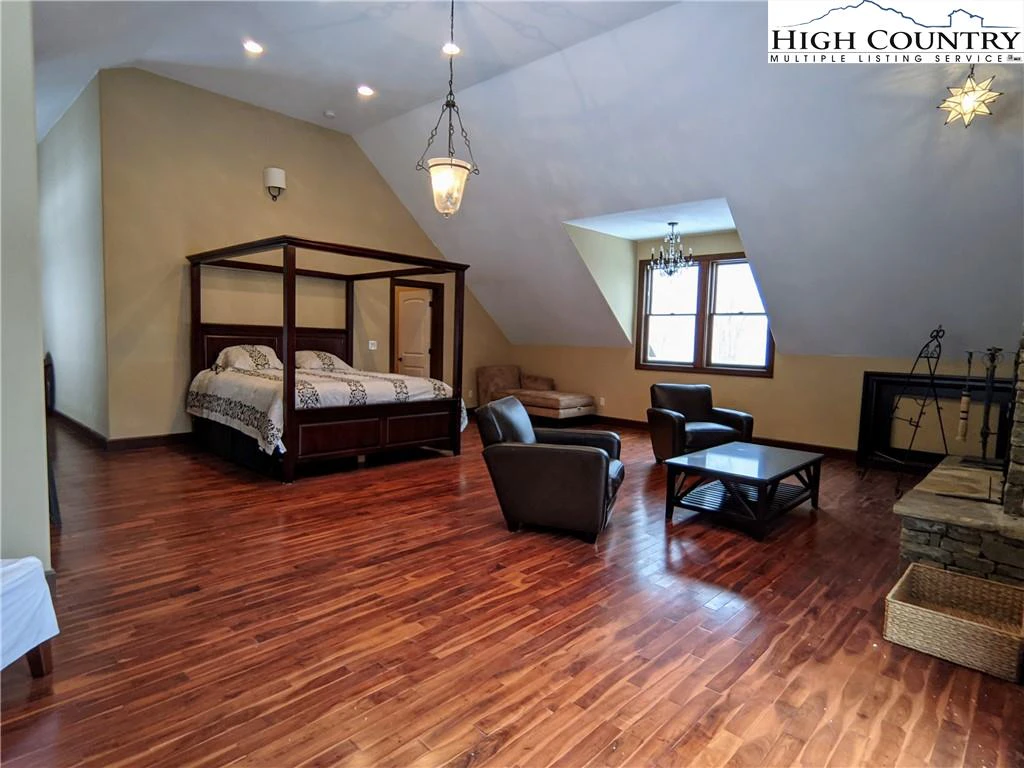 Image number 11 for the current listing
