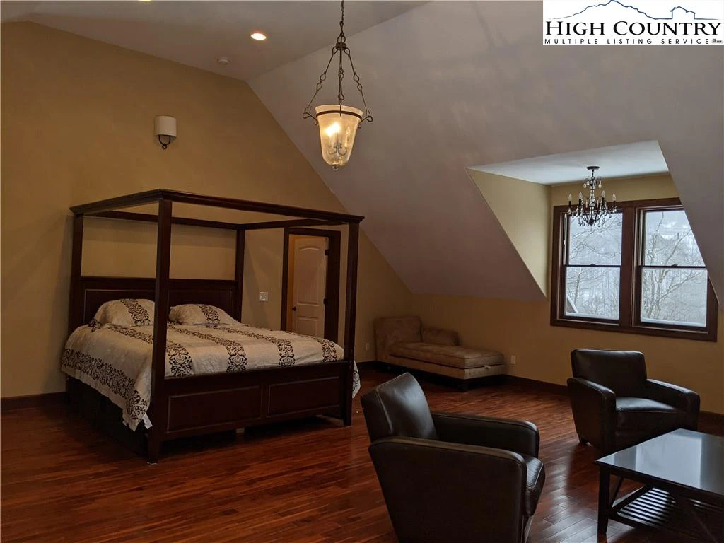 Image number 12 for the current listing