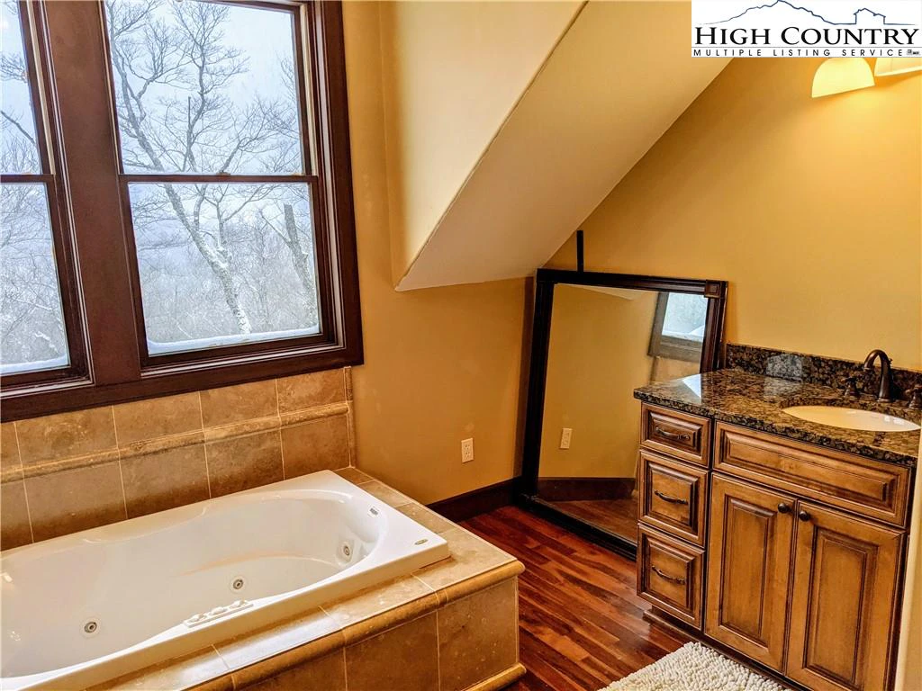 Image number 18 for the current listing