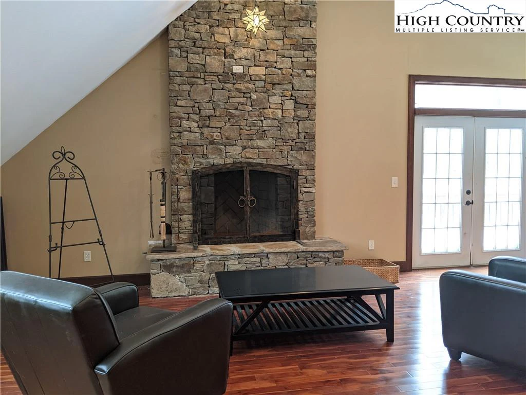Image number 19 for the current listing