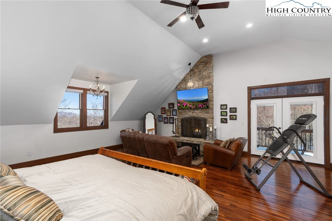 Image number 13 for the current listing