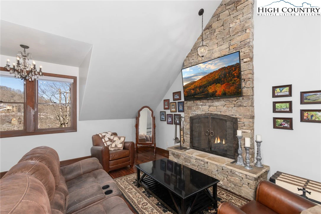 Image number 2 for the current listing
