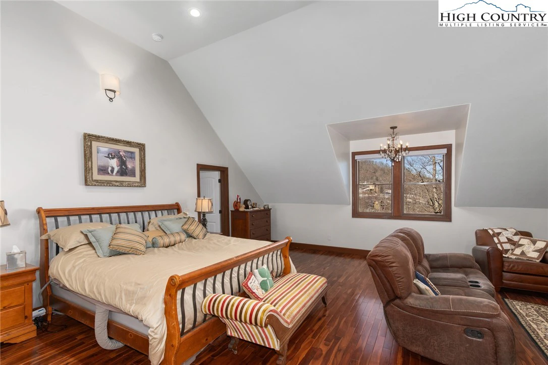 Image number 15 for the current listing