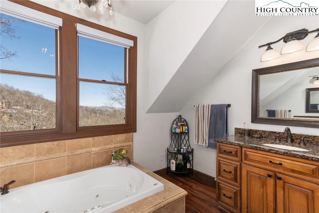 Image number 18 for the current listing