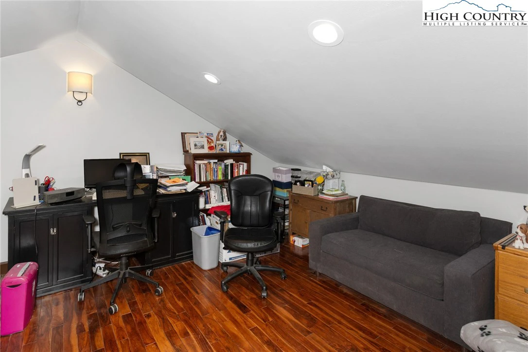 Image number 8 for the current listing