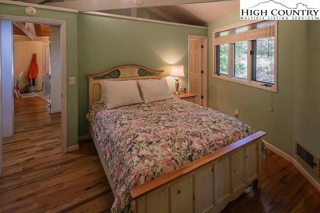 Image number 9 for the current listing