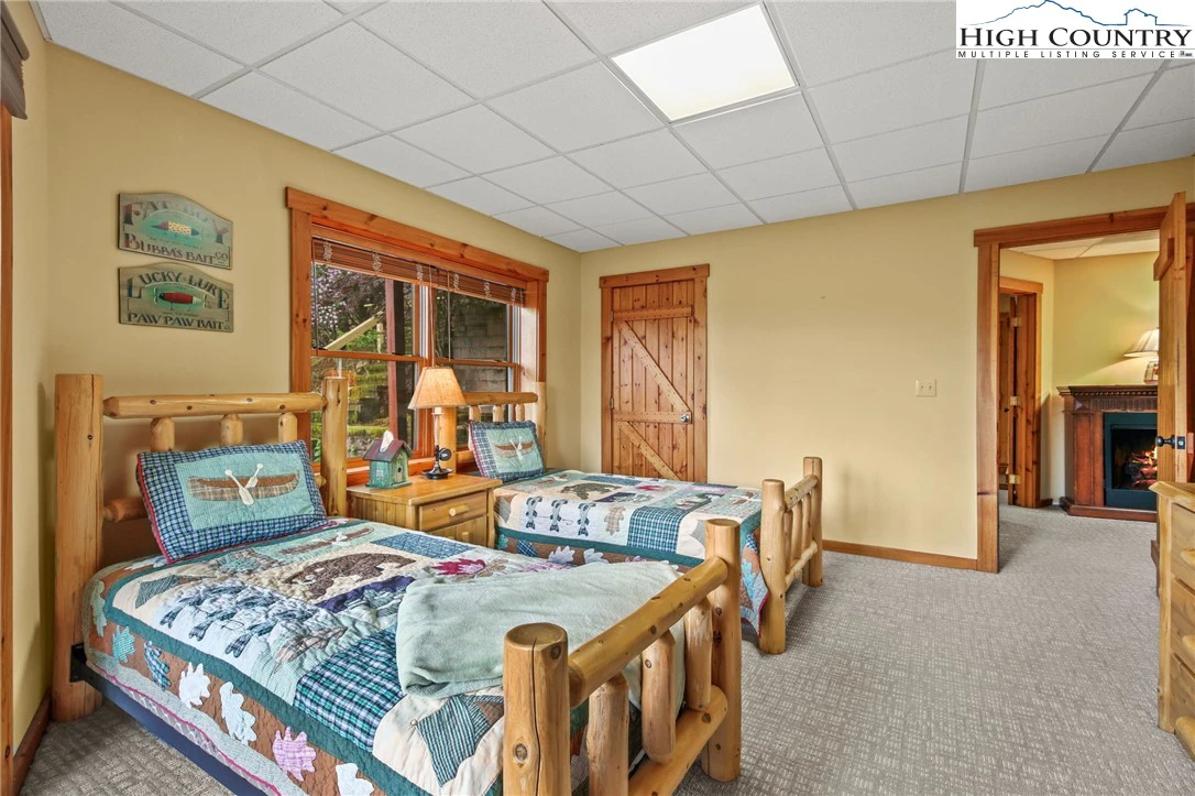 Image number 2 for the current listing