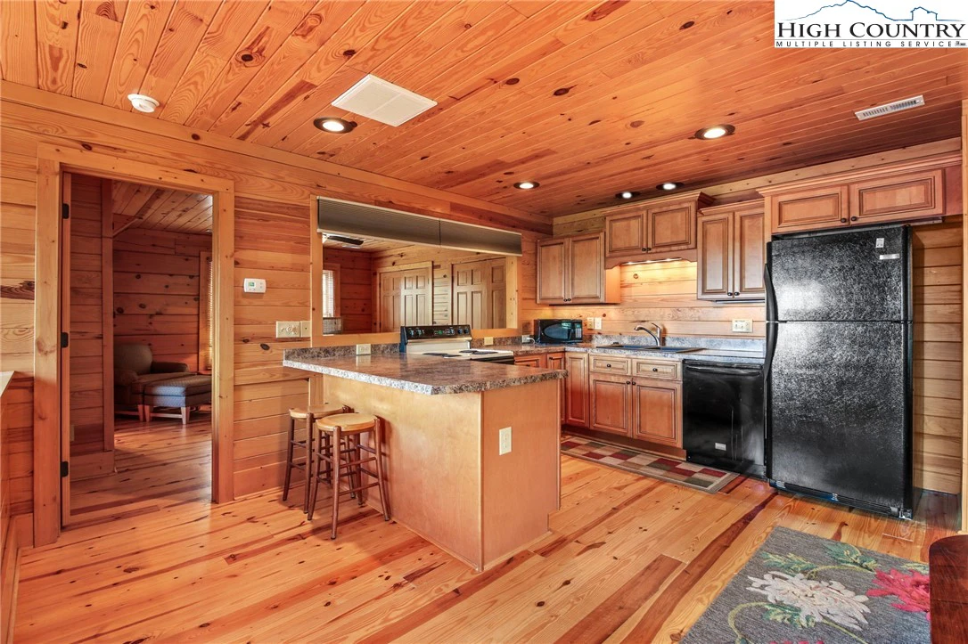 Image number 18 for the current listing