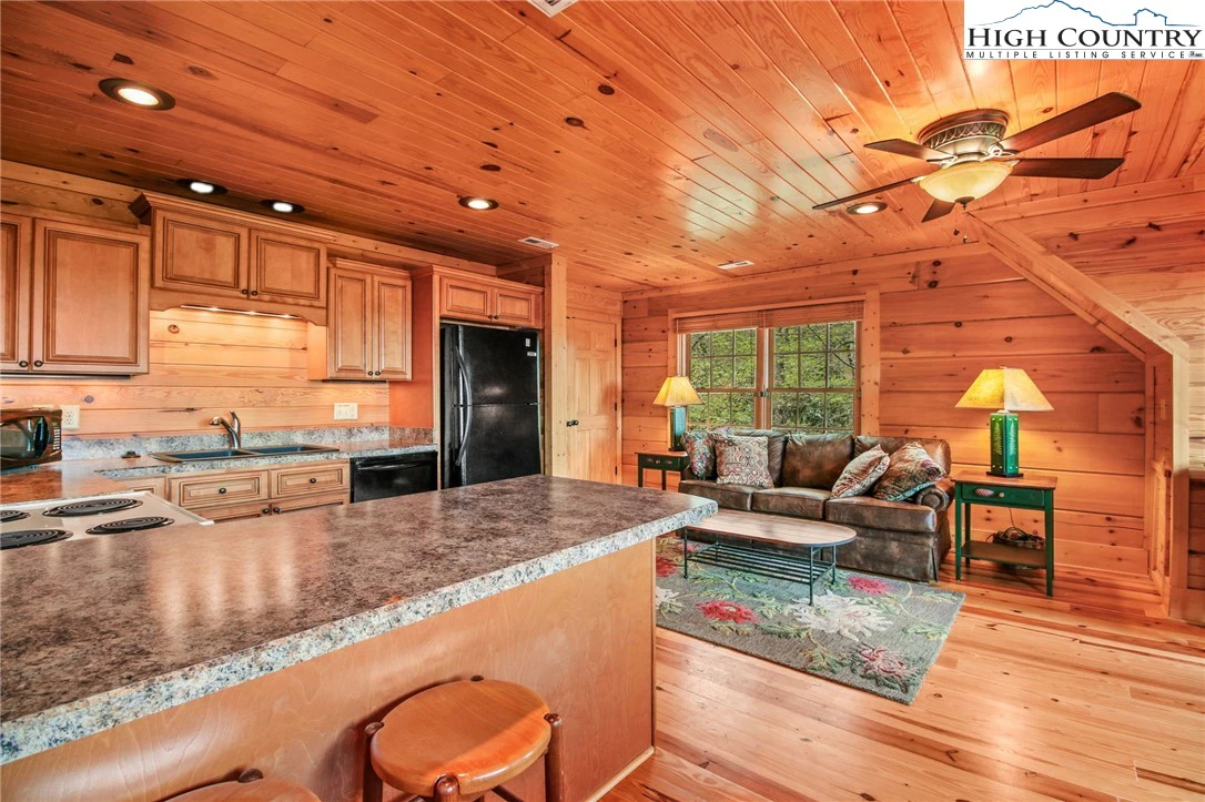 Image number 19 for the current listing