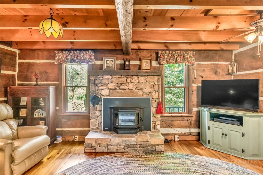 Image number 18 for the current listing