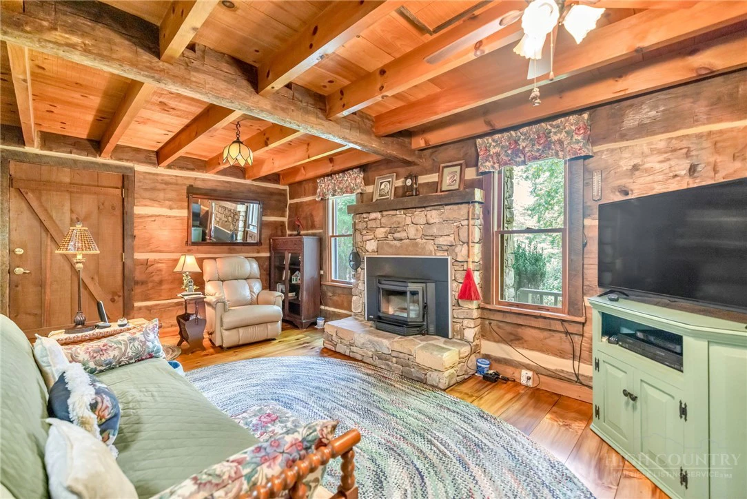 Image number 17 for the current listing
