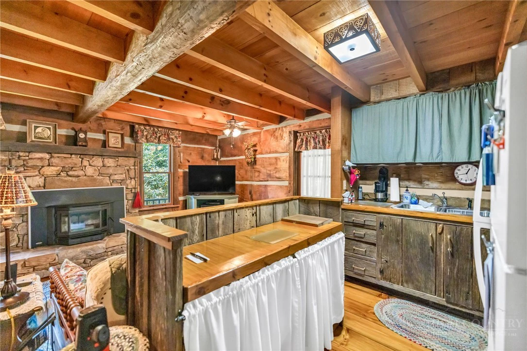 Image number 19 for the current listing