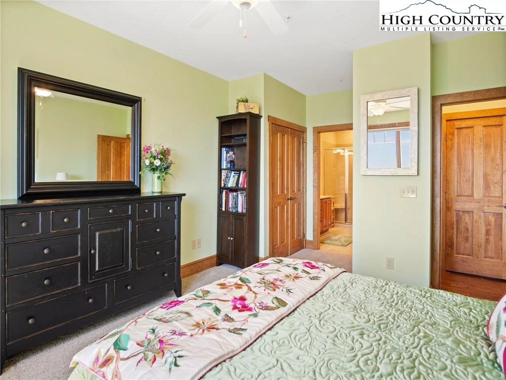 Image number 4 for the current listing