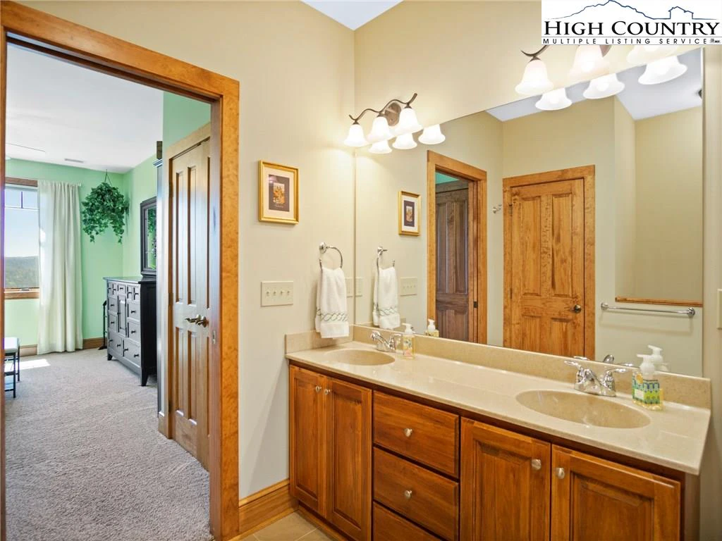 Image number 7 for the current listing