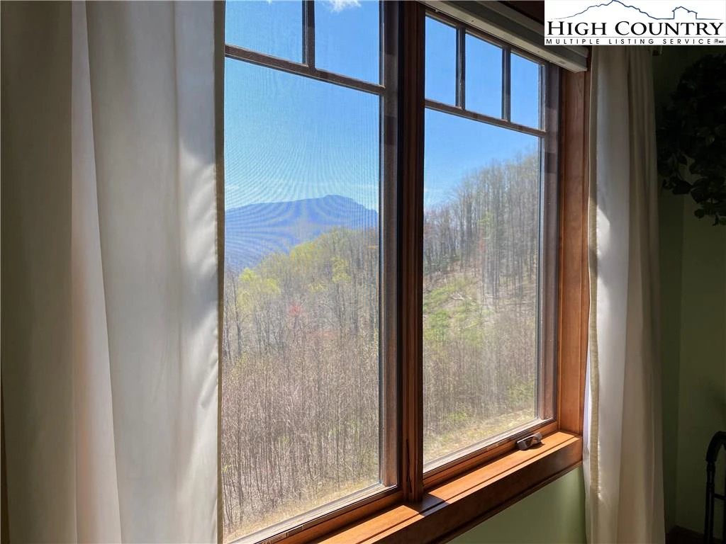 Image number 2 for the current listing