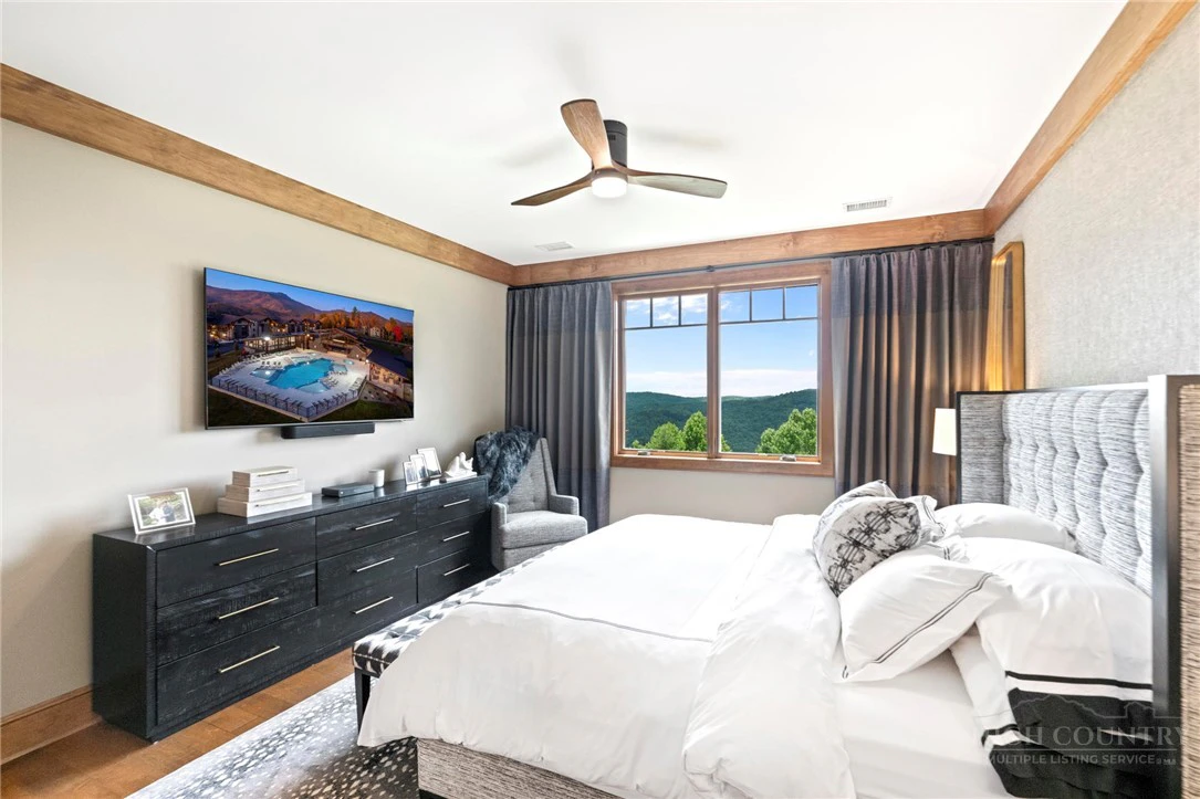 Image number 19 for the current listing