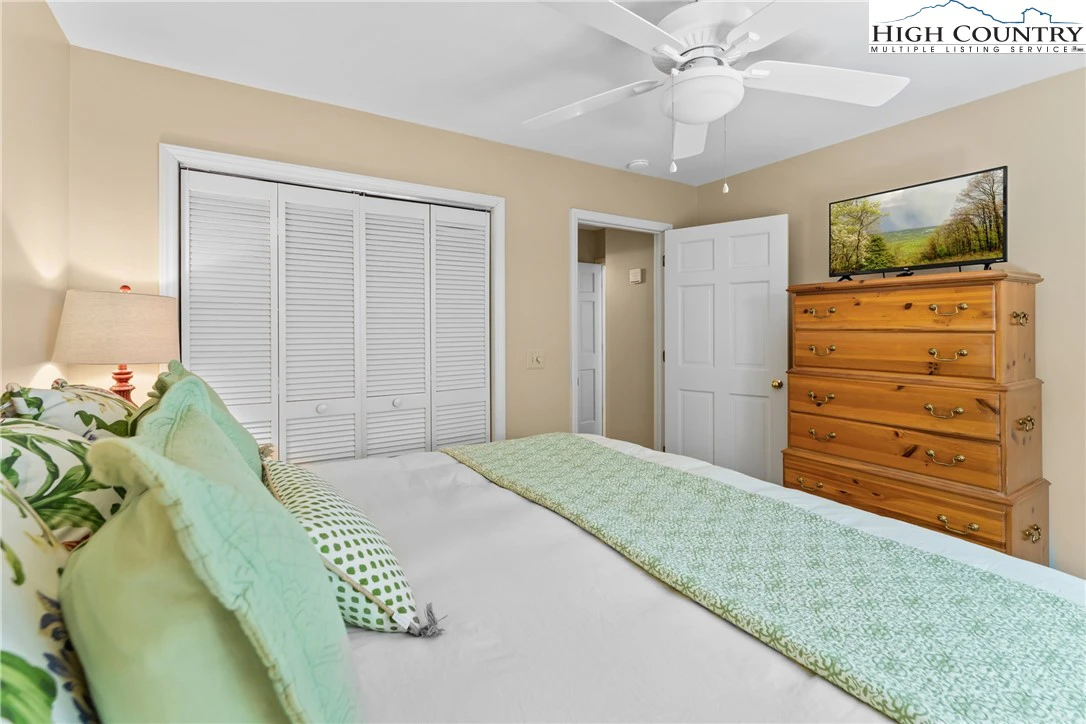 Image number 3 for the current listing