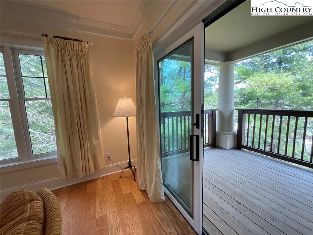 Image number 18 for the current listing