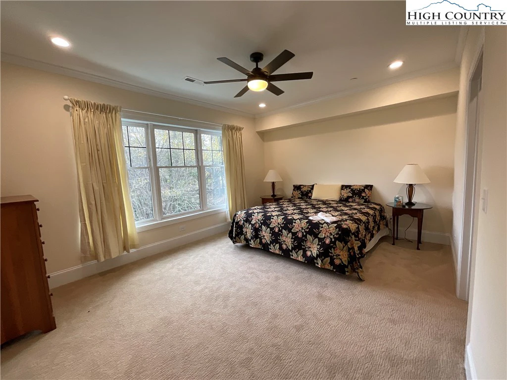 Image number 13 for the current listing