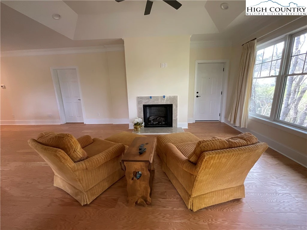 Image number 6 for the current listing