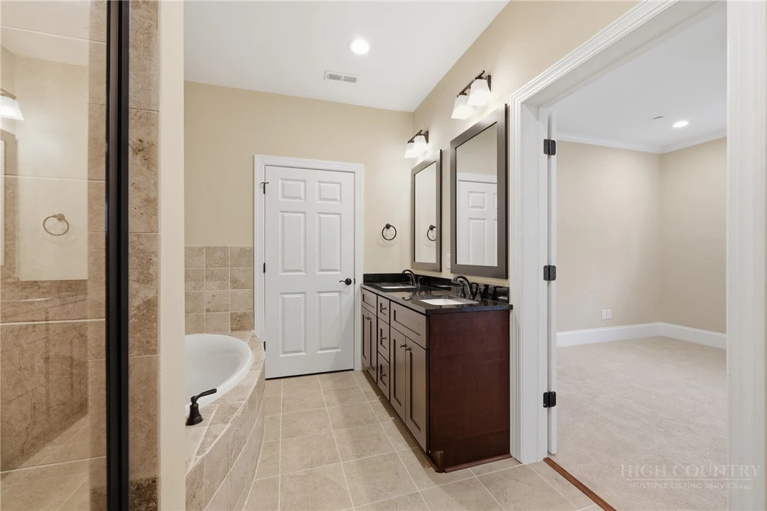 Image number 14 for the current listing