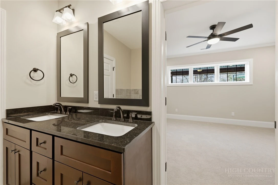 Image number 3 for the current listing