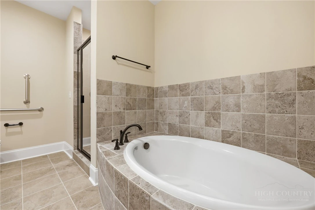 Image number 4 for the current listing