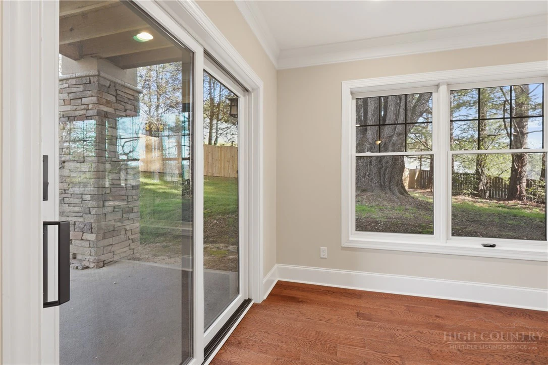 Image number 8 for the current listing