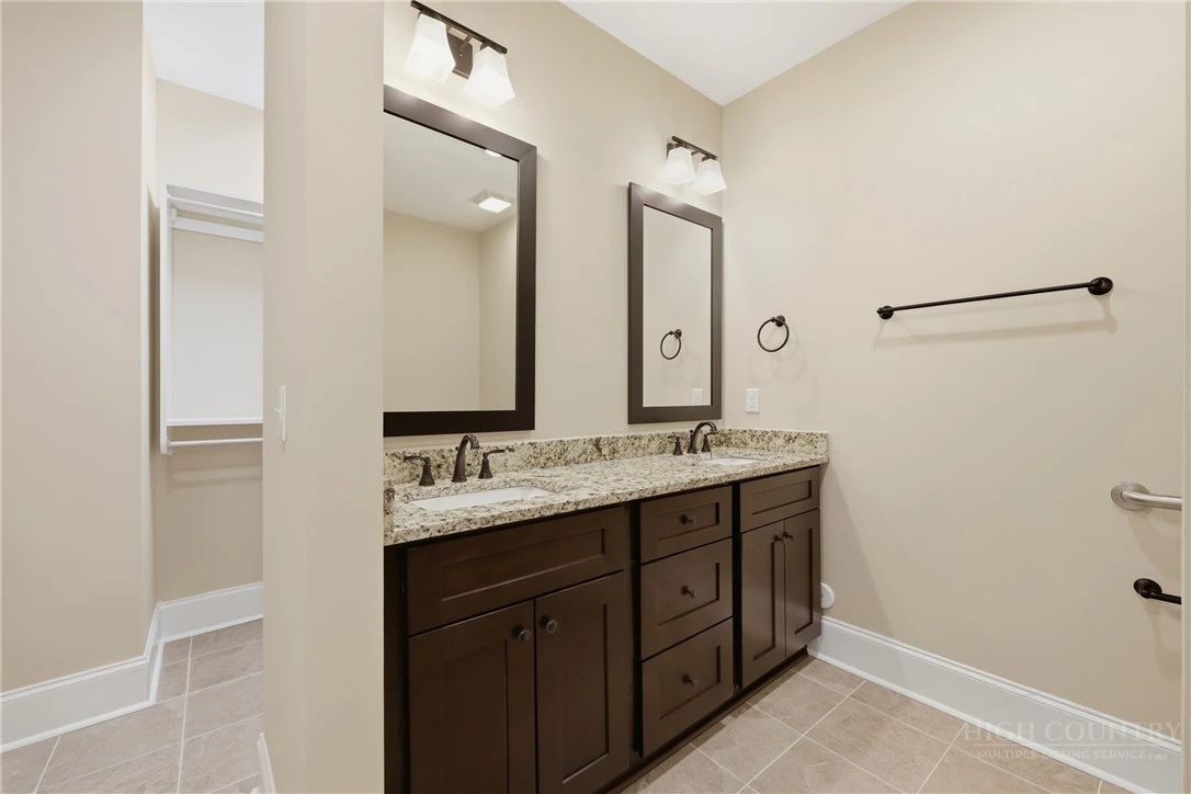 Image number 4 for the current listing