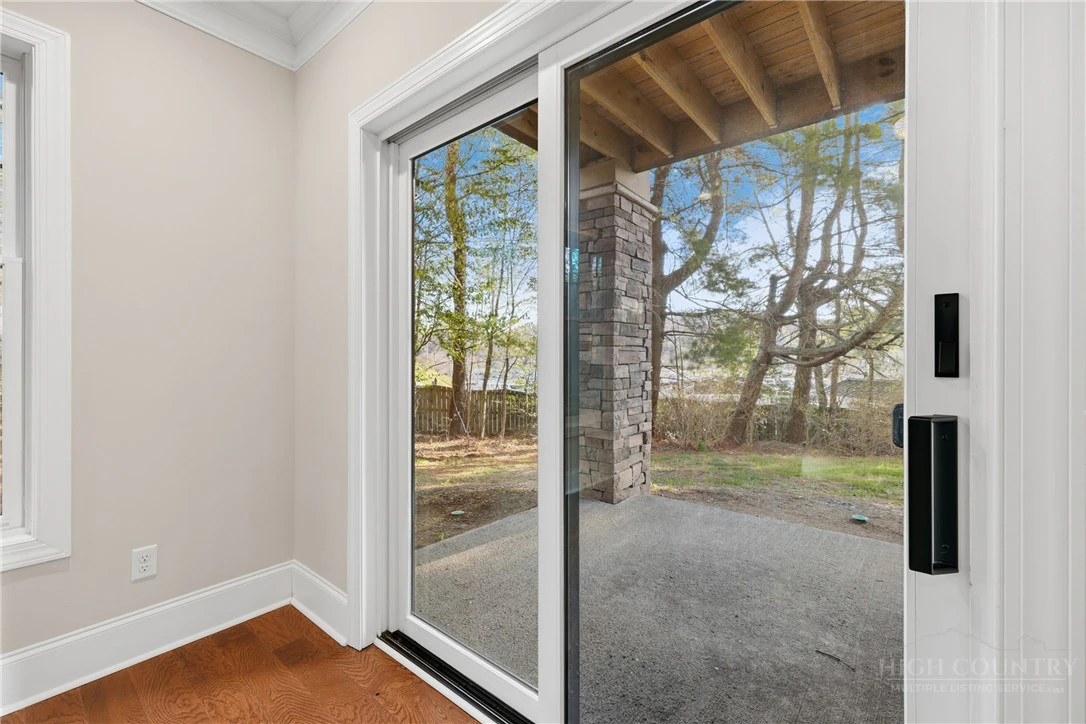 Image number 8 for the current listing