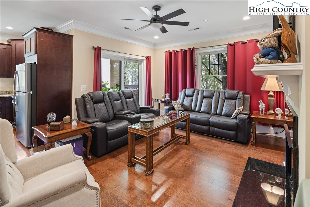 Image number 19 for the current listing