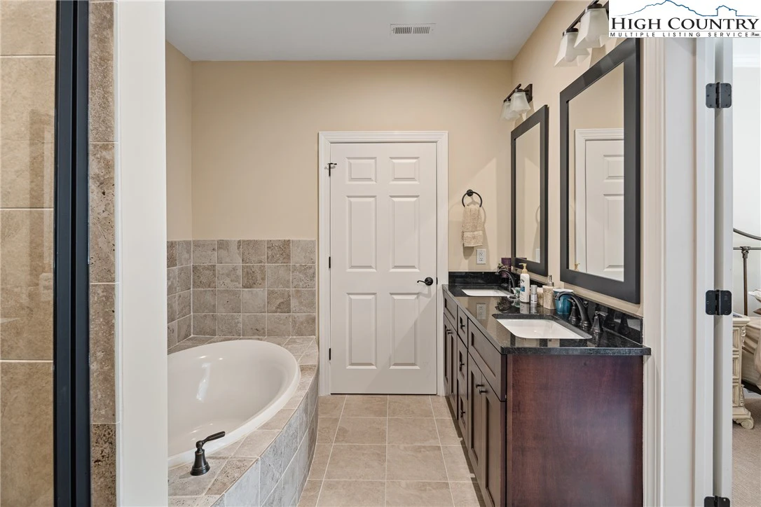Image number 11 for the current listing