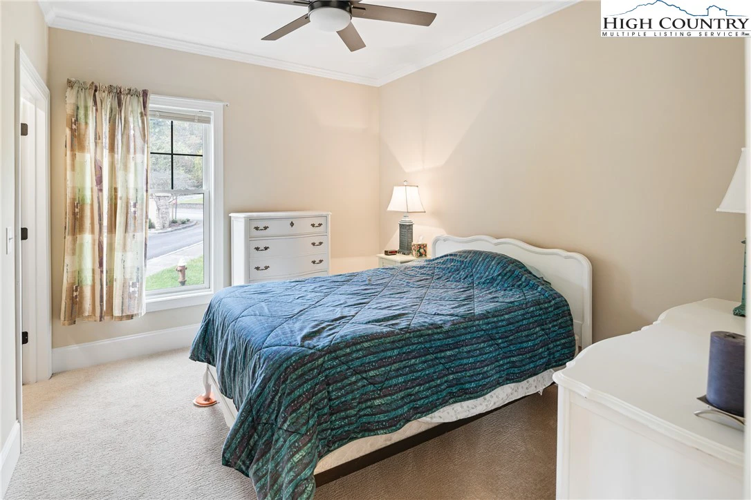 Image number 9 for the current listing