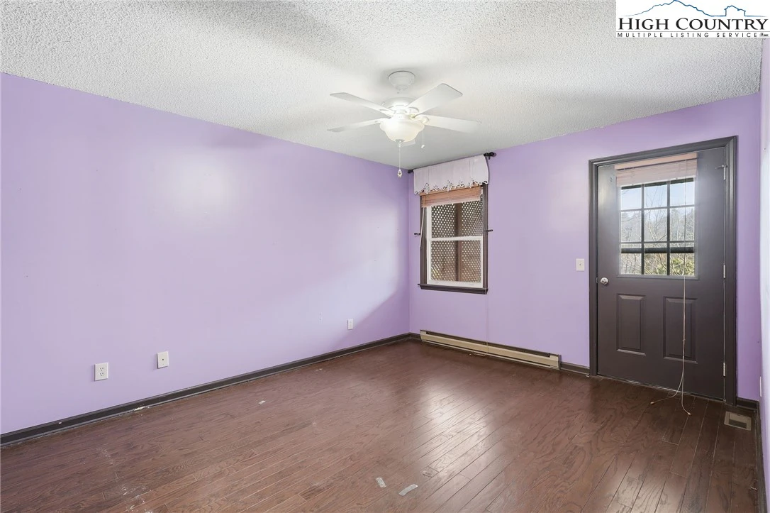 Image number 11 for the current listing