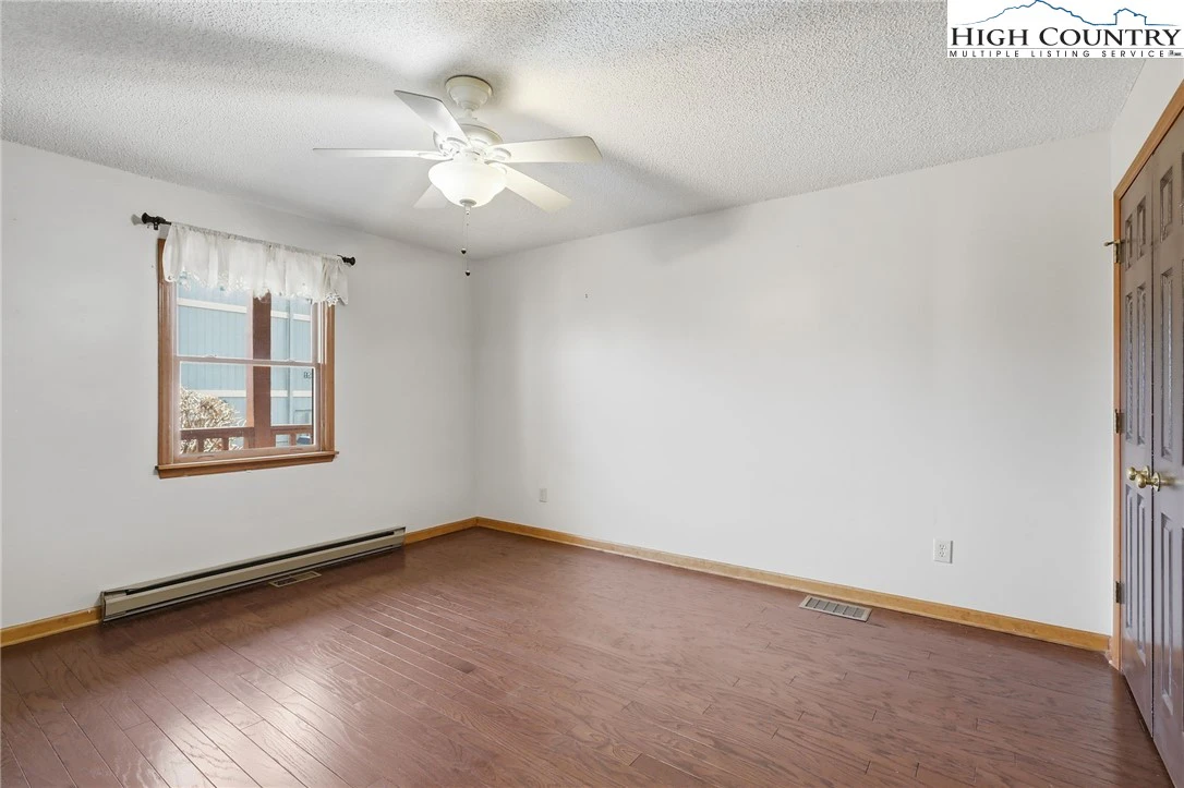 Image number 13 for the current listing