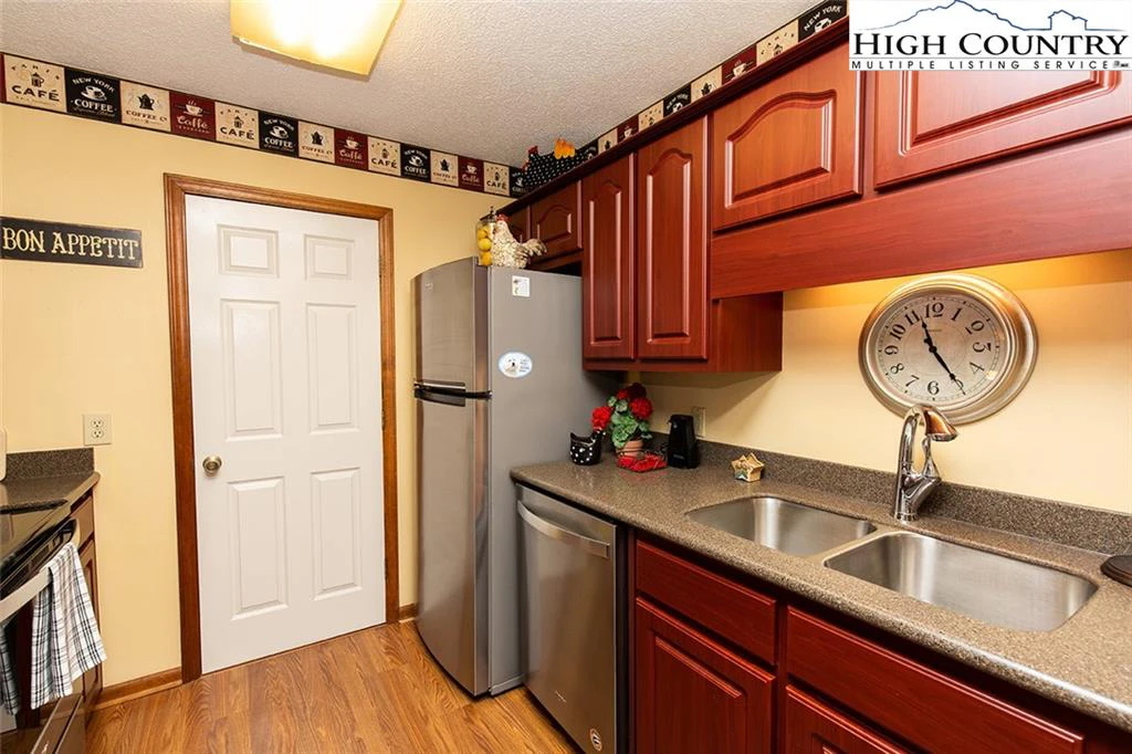 Image number 11 for the current listing